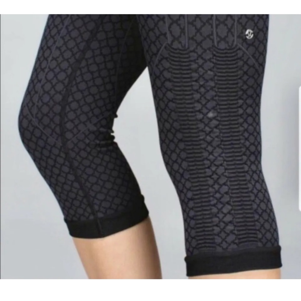 Lululemon In The Flow Crop - Geo Soul - Heathered Deep Coal